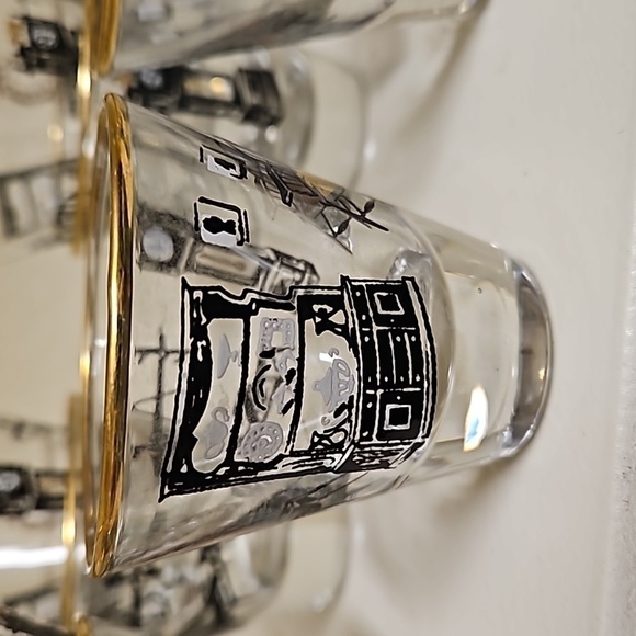 Set of 8 gold rimmed shot glasses - Picture 2 of 3